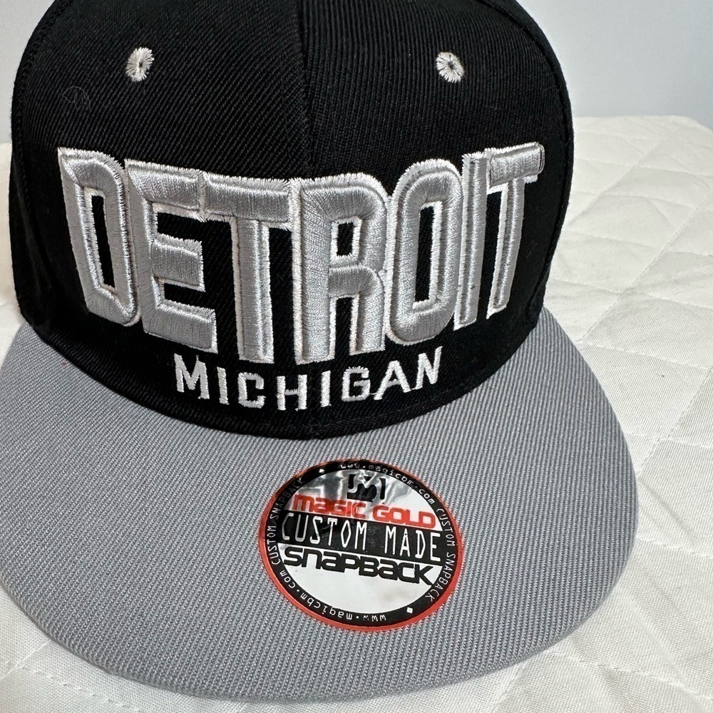 Mens Basketball Cap Hat Bold Script Detroit Michigan Strap Back Snap Black Gray - Picture 1 of 5